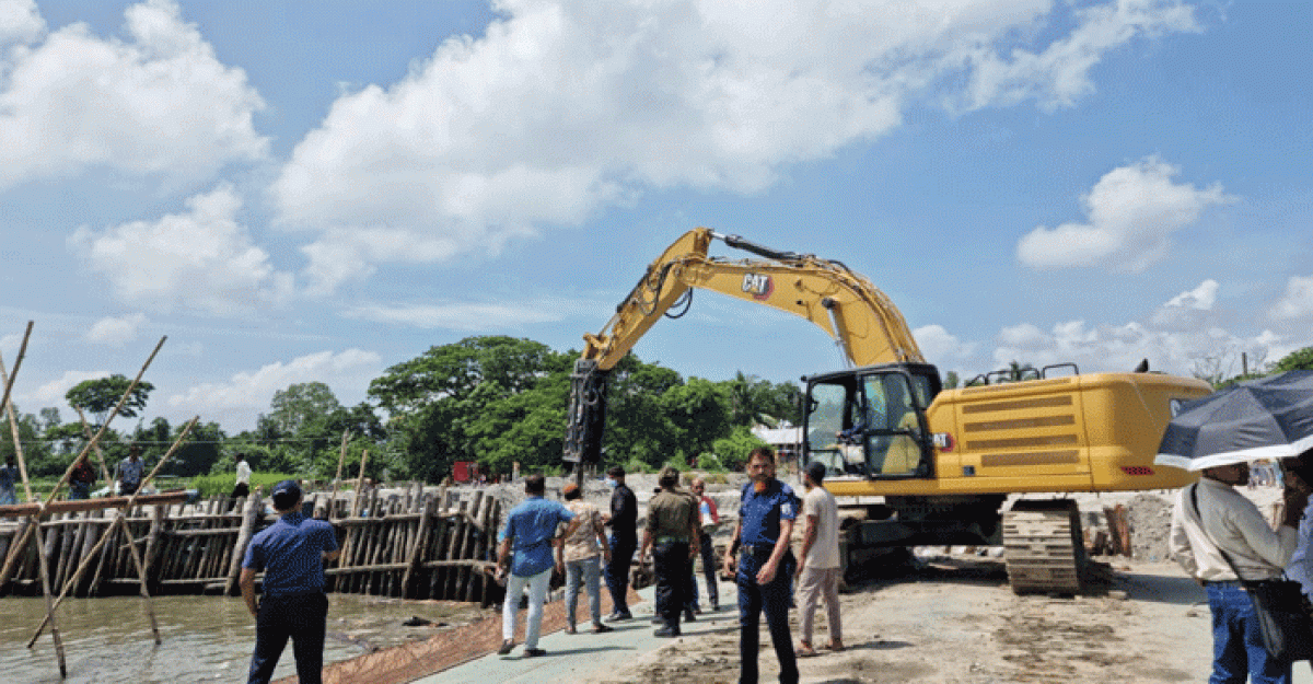 গোমতী নদীতে বিআইডব্লিউটিএ'র অবৈধ স্থাপনা উচ্ছেদ