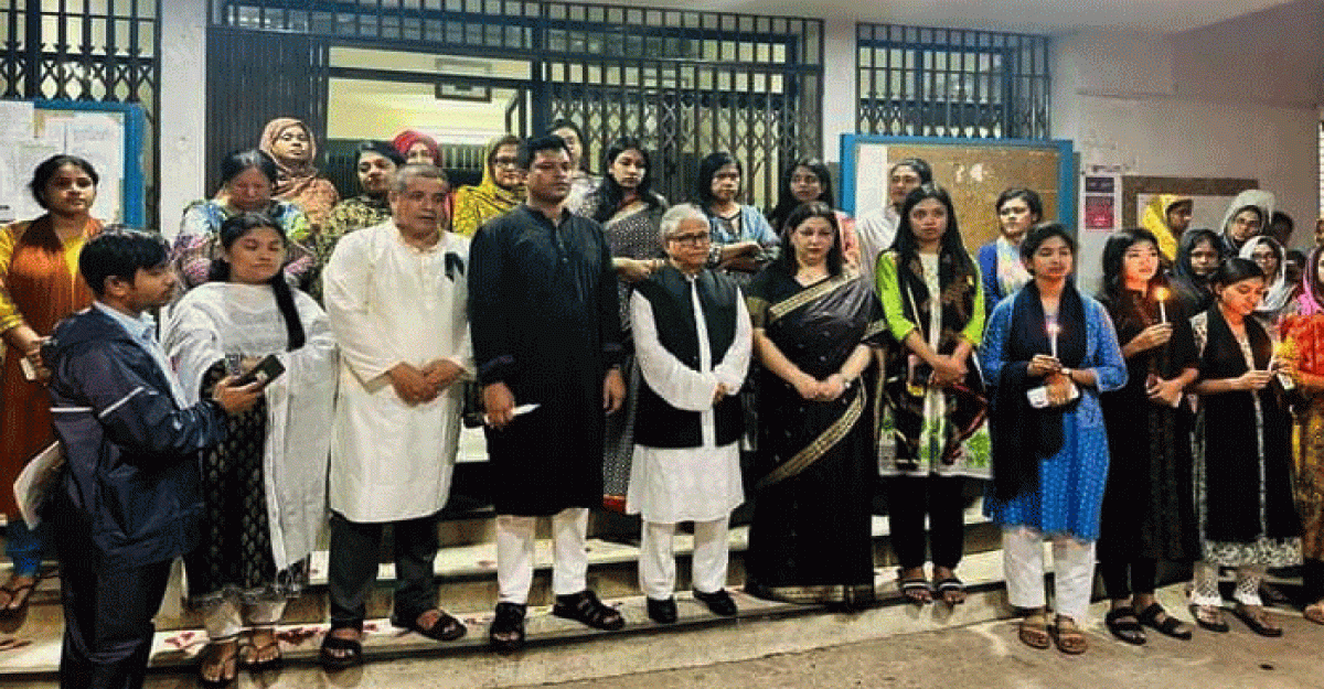 ঢাবিতে আগস্টের প্রথম প্রহরে মোমবাতি প্রজ্বলন