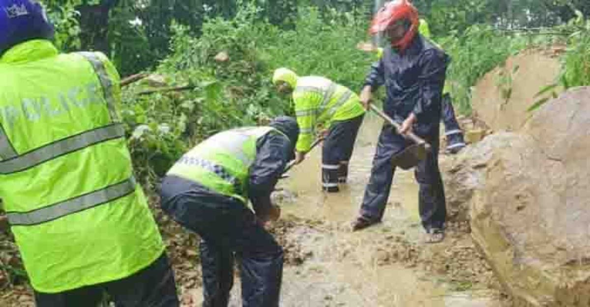 সাজেকের পথে পাহাড় ধস, আটকা পড়েছে দেড় শতাধিক পর্যটক