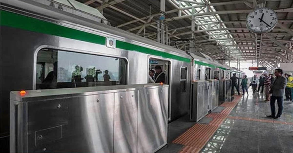 মেট্রোরেল চলাচল এক লাইনে বন্ধ