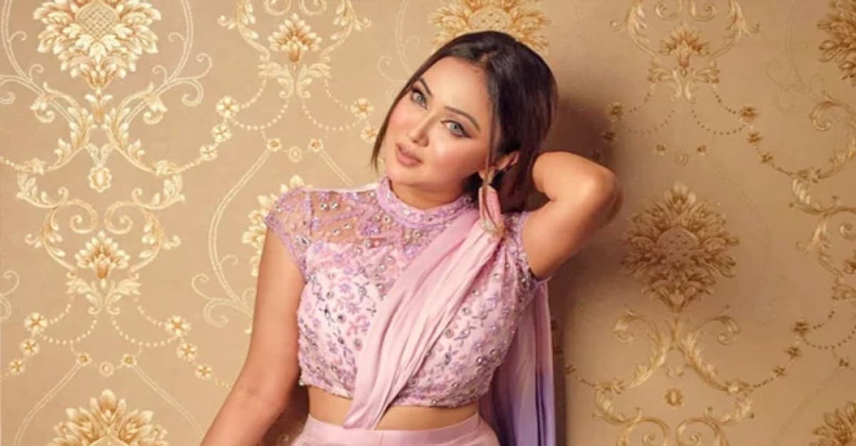 নিষিদ্ধ হলেন অভিনেত্রী চমক