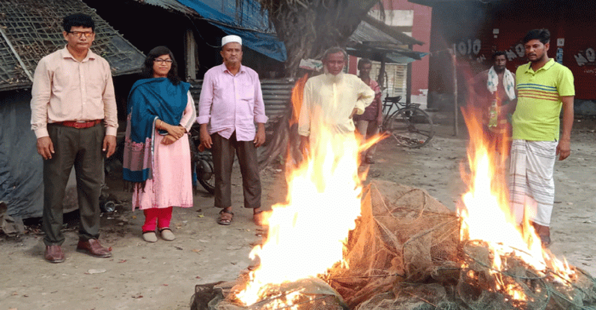 ময়মনসিংহে অবৈধ চায়না দুয়ারী জাল জব্দ-বিনষ্ট করলেন: মৎস্য কর্মকর্তা
