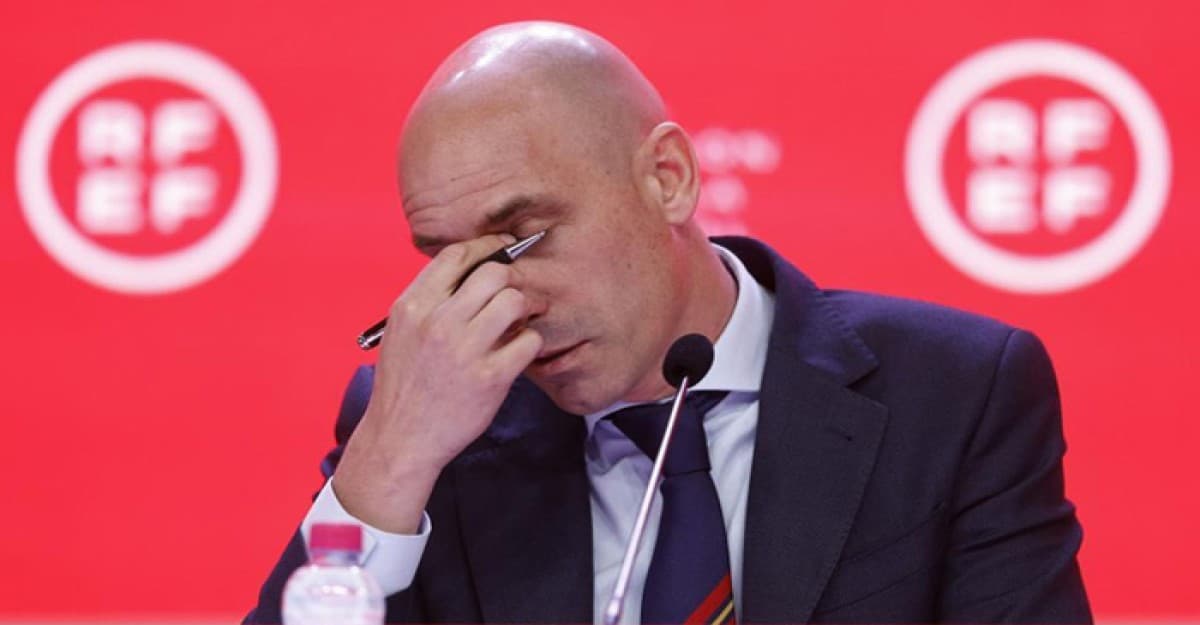 চুমু কাণ্ডে নিষিদ্ধ হলেন স্পেনের ফুটবল প্রধান