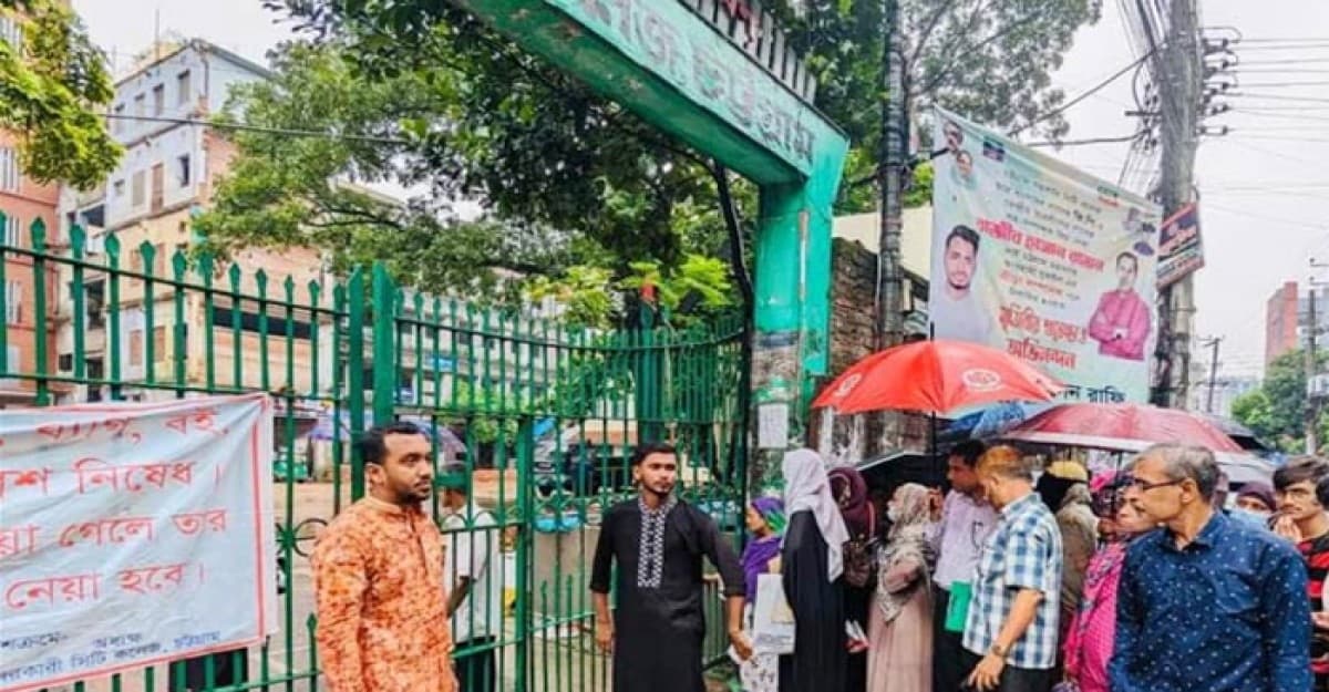 ভারি বর্ষণ: চট্টগ্রামে এক ঘণ্টা দেরিতে শুরু হলো এইচএসসি পরীক্ষা