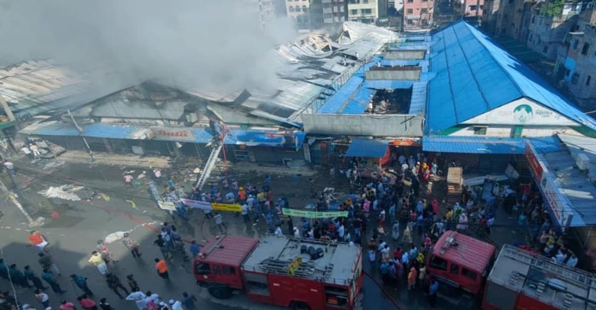 মোহাম্মদপুরে কৃষি মার্কেটের আগুন ৬ ঘণ্টা পর নিয়ন্ত্রণে
