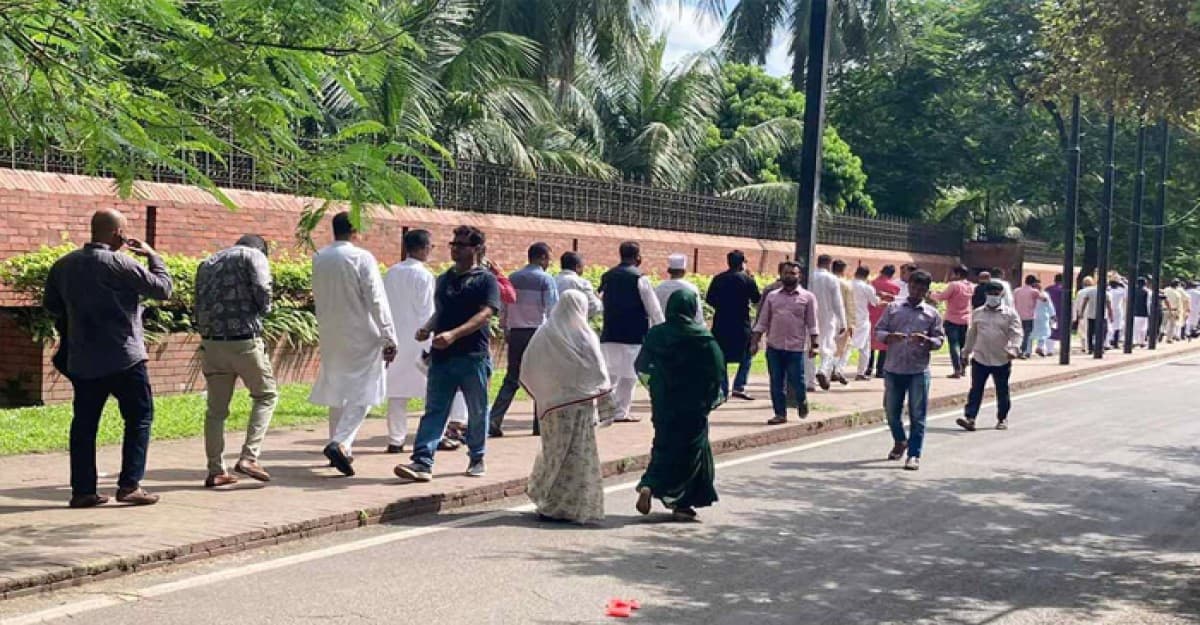 স্থানীয় সরকার দিবস পালনে গণভবনে প্রবেশ করছেন জনপ্রতিনিধিরা