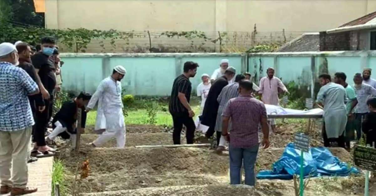 স্ত্রীর কবরের পাশেই চিরনিদ্রায় শায়িত হলেন নির্মাতা সোহান