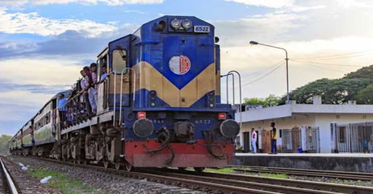 ট্রেনের ধাক্কায় মায়ের মৃত্যু, কোল থেকে ছিটকে প্রাণে বাঁচল শিশু