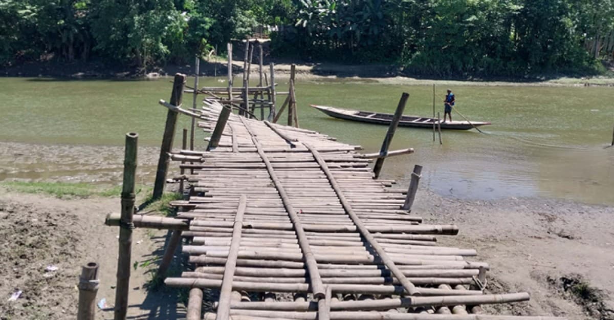 ফুলবাড়ীতে সাঁকো ভেঙে চলাচলে চরম দুর্ভোগ