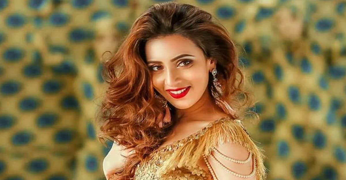 মিমকে স্বর্ণের ব্রেসলেট উপহার দিলেন দর্শক!