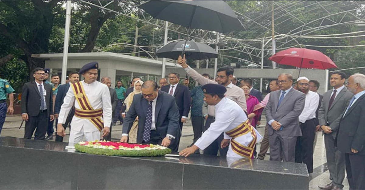 ধানমন্ডিতে বঙ্গবন্ধুর প্রতিকৃতিতে প্রধান বিচারপতির শ্রদ্ধা