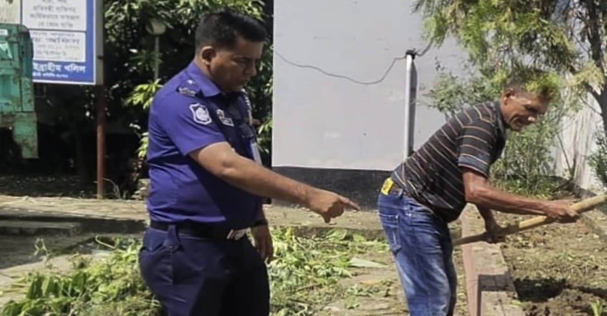 ডেঙ্গু প্রতিরোধে চাঁদপুর সদর মডেল থানায় পরিষ্কার পরিচ্ছন্নতা অভিযান