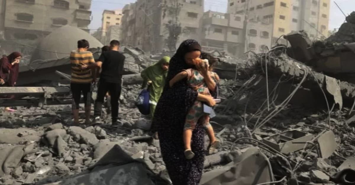 গাজায় ইসরাইলী বোমা হামলায় নিহত ২০০