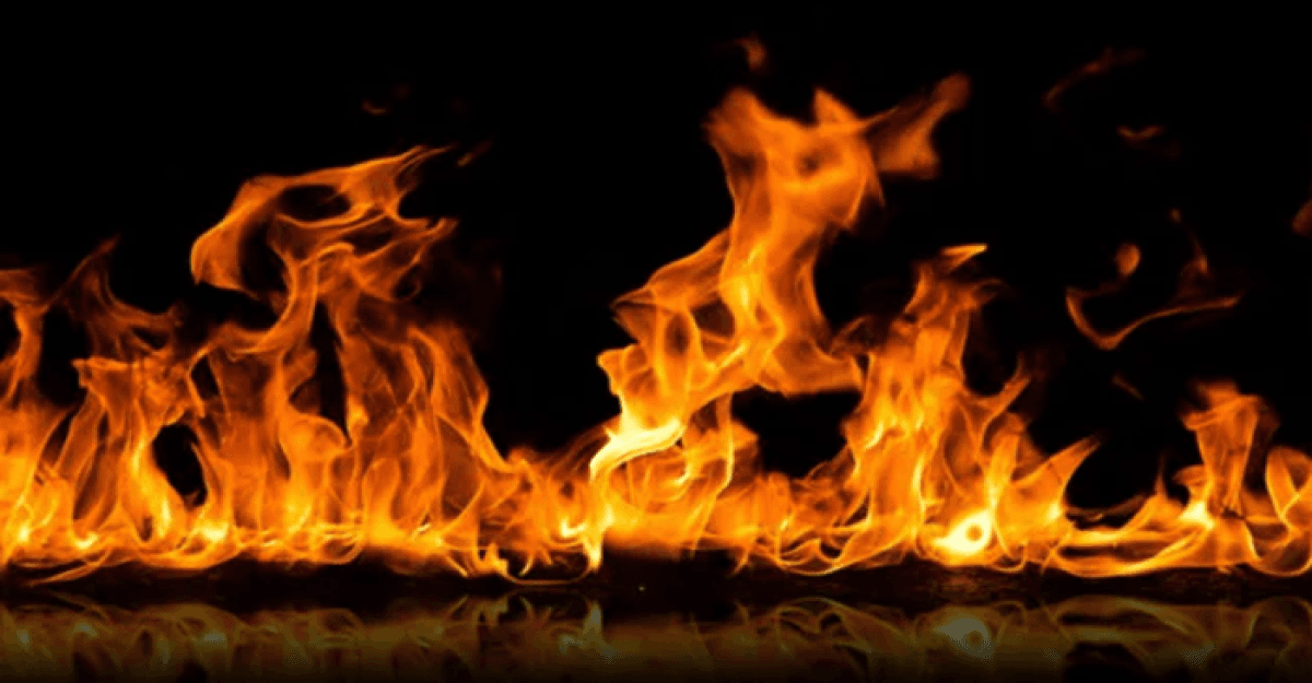 রাজধানীর যাত্রাবাড়ীতে বাসে আগুন