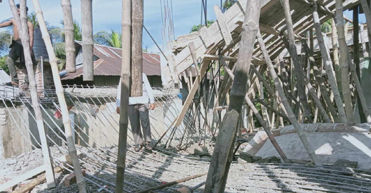 বেতাগীতে নির্মাণাধীন মাদ্রাসা ভবনের সিঁড়ি ধস