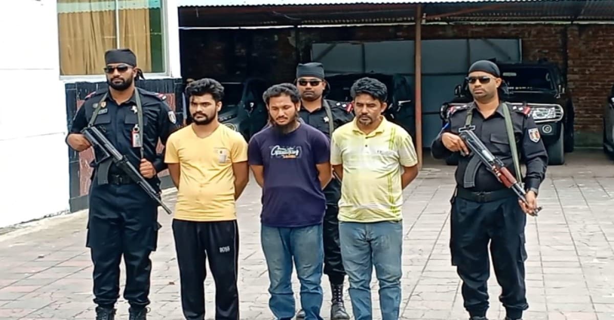 ‘আরসা’র শীর্ষ ৩ কমান্ডার অস্ত্র-বিস্ফোরক ও এ্যামুনিশনসহ আটক