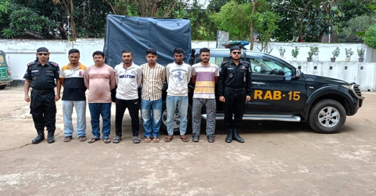 কক্সবাজারে অস্ত্রসহ ডাকাত চক্রের ৬ সদস্য গ্রেফতার