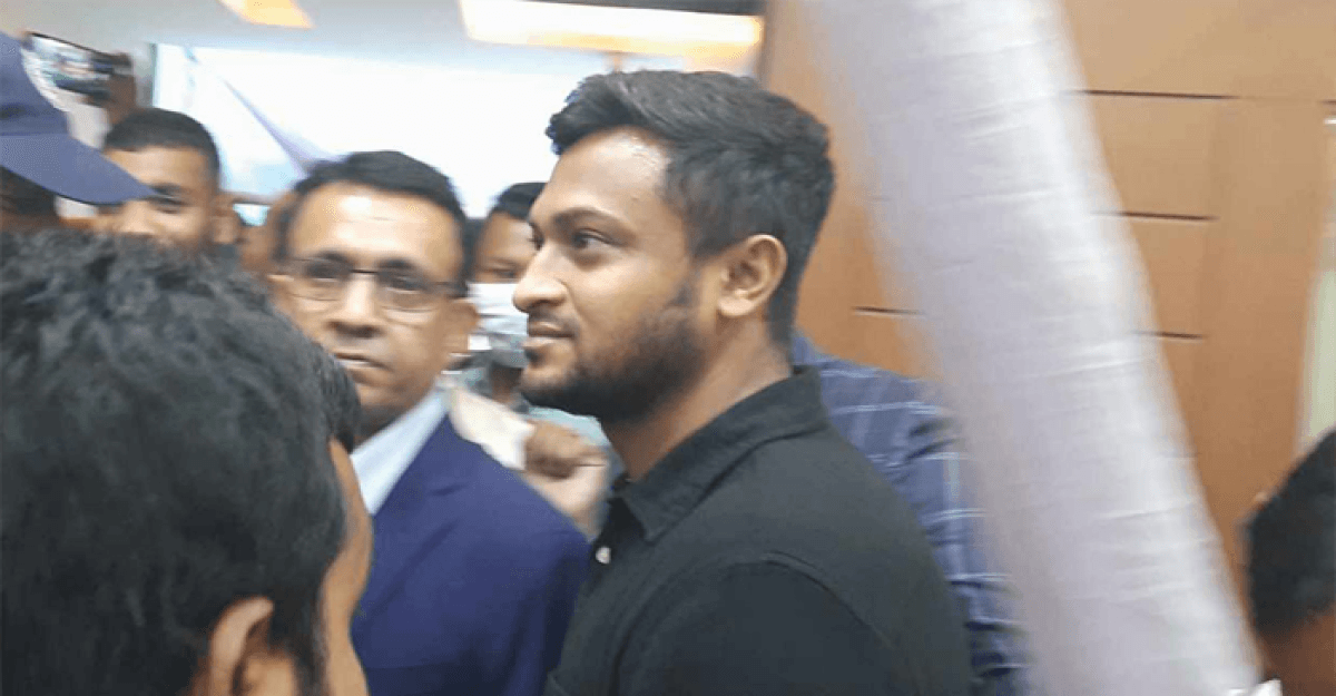 তিন আসনেই আ.লীগের মনোনয়ন ফরম জমা দিলেন সাকিব