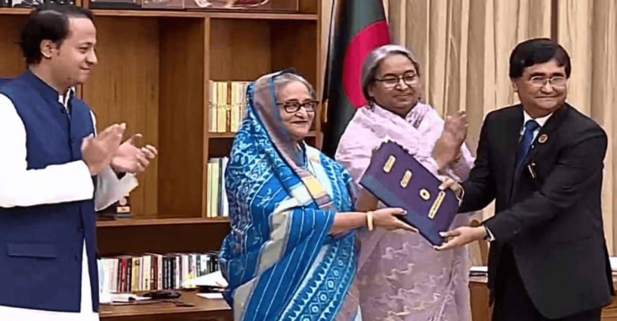 প্রধানমন্ত্রীর কাছে এইচএসসির ফল হস্তান্তর