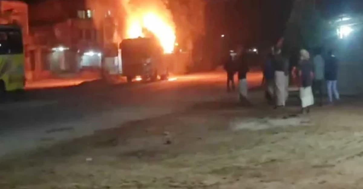 নওগাঁয় বাসে আগুন