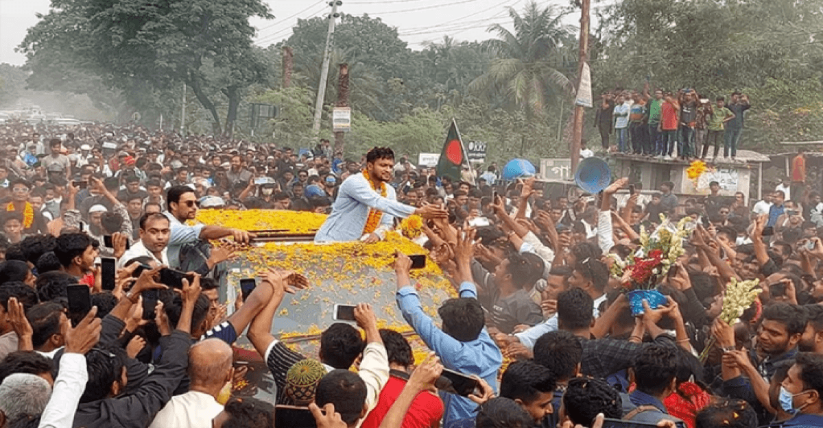 গাড়িবহর নিয়ে মাগুরায় সাকিব আল হাসান