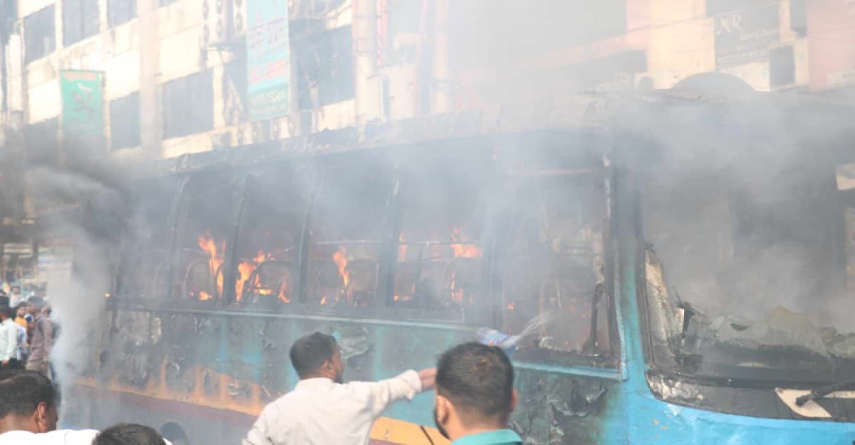 আবারো গুলিস্তানে বাসে আগুন, দেখুন ছবিতে