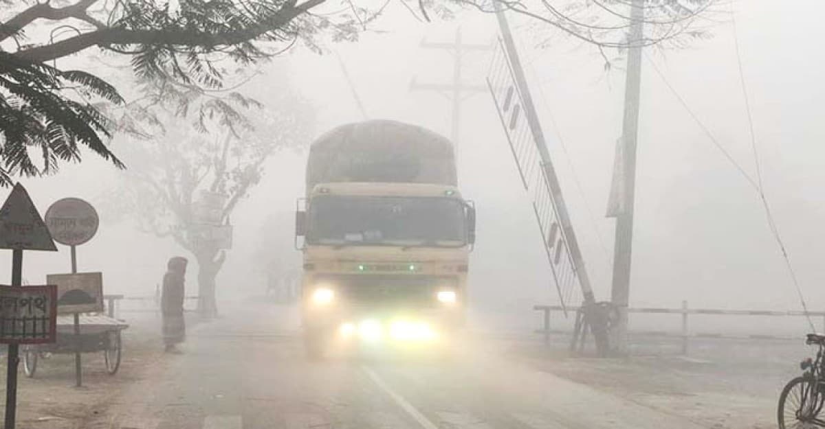 ঘন কুয়াশায় উত্তরের জনজীবন বিপন্ন