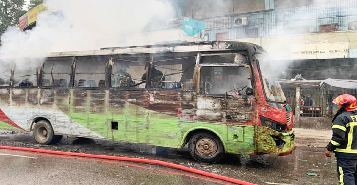 গুলিস্তানে বাহন পরিবহনের বাসে আগুন