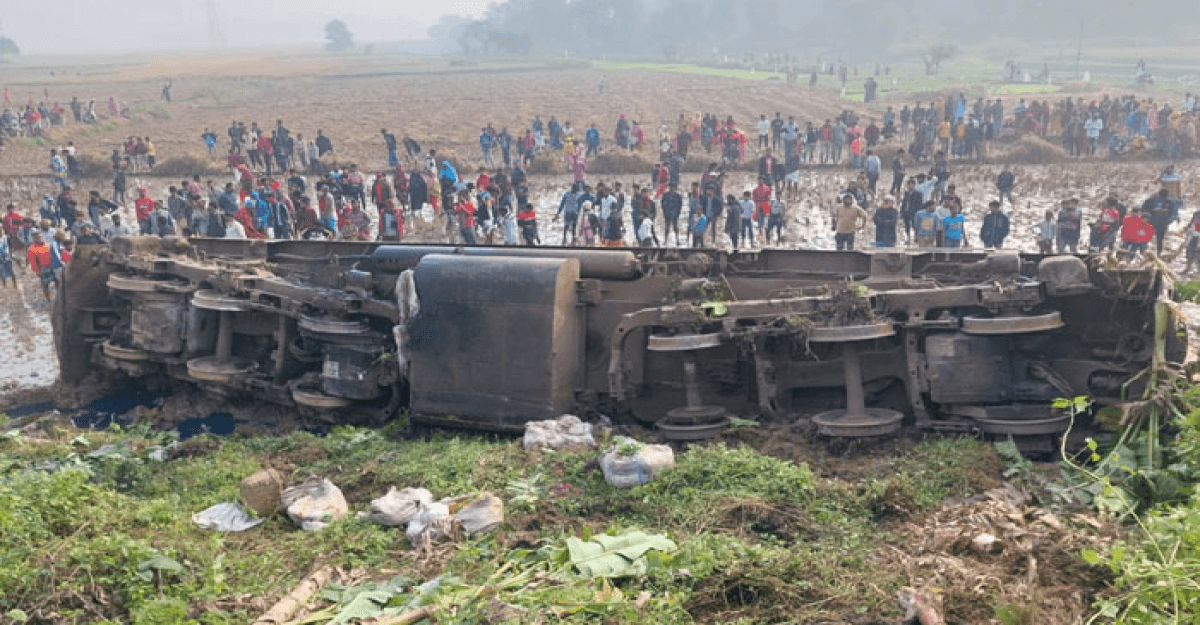 রেললাইন কাটার জন্য গ্যাস সিলিন্ডার ব্যবহার করেছে দুর্বৃত্তরা