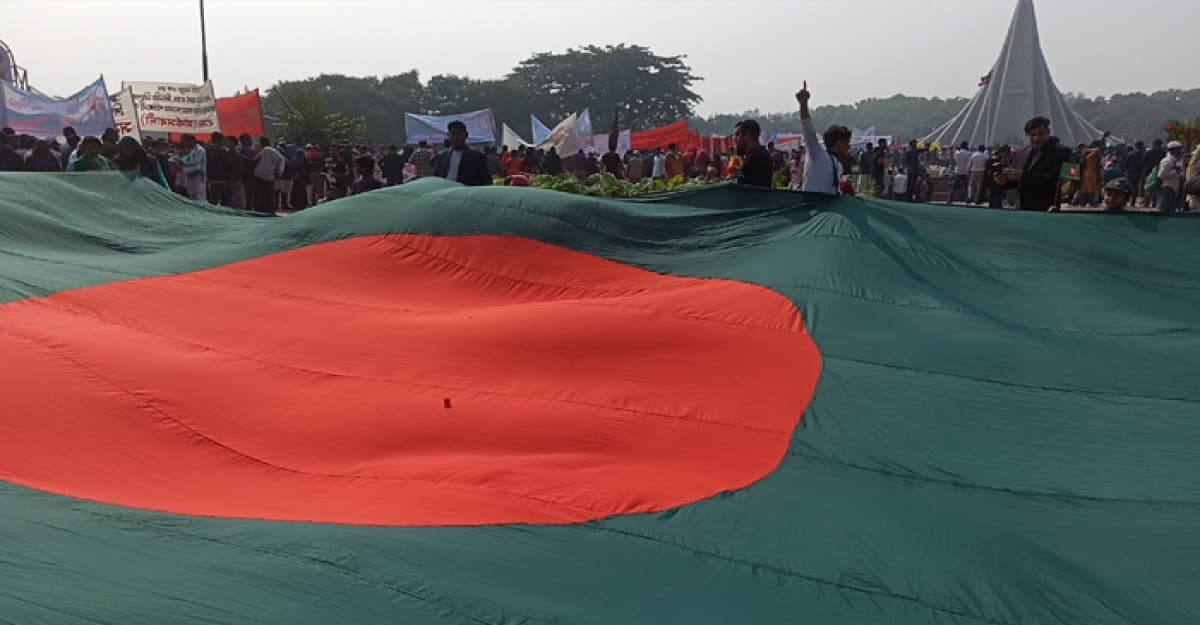 জাতির সূর্য সন্তানদের প্রতি শ্রদ্ধা জানাতে জাতীয় স্মৃতিশৌধে মানুষের ঢল