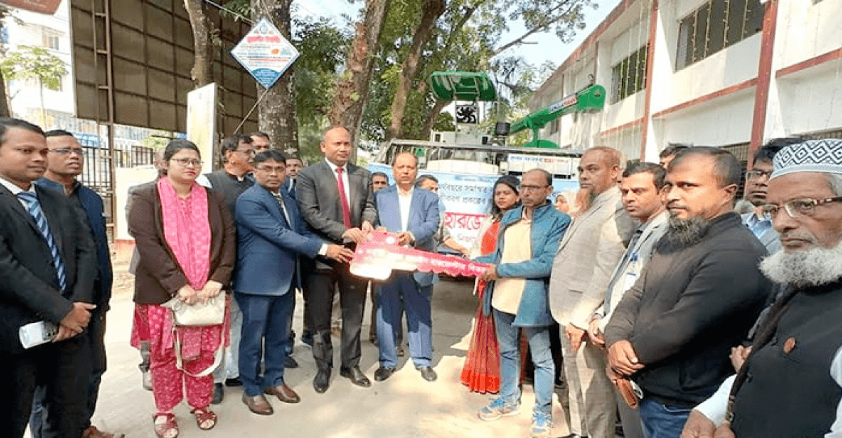 শরীয়তপুরে হারভেস্টার মেশিন বিতরণ