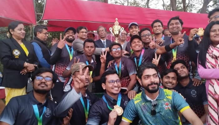 জাবিতে বিজয় দিবস ক্রিকেট টুর্নামেন্টে বিজয়ী প্রভাষক দল