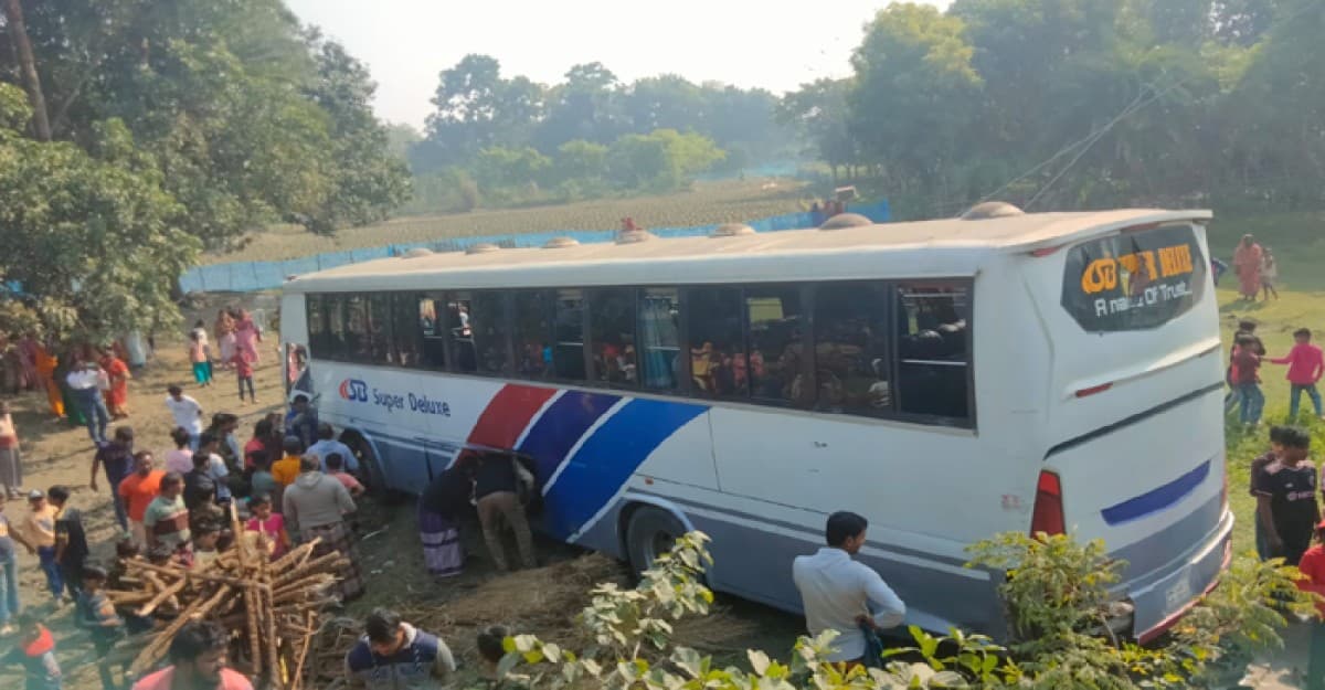 মেহেরপুরে দূরপাল্লার বাসের ধাক্কায় প্রাণ হারালেন ভ্যান চালক