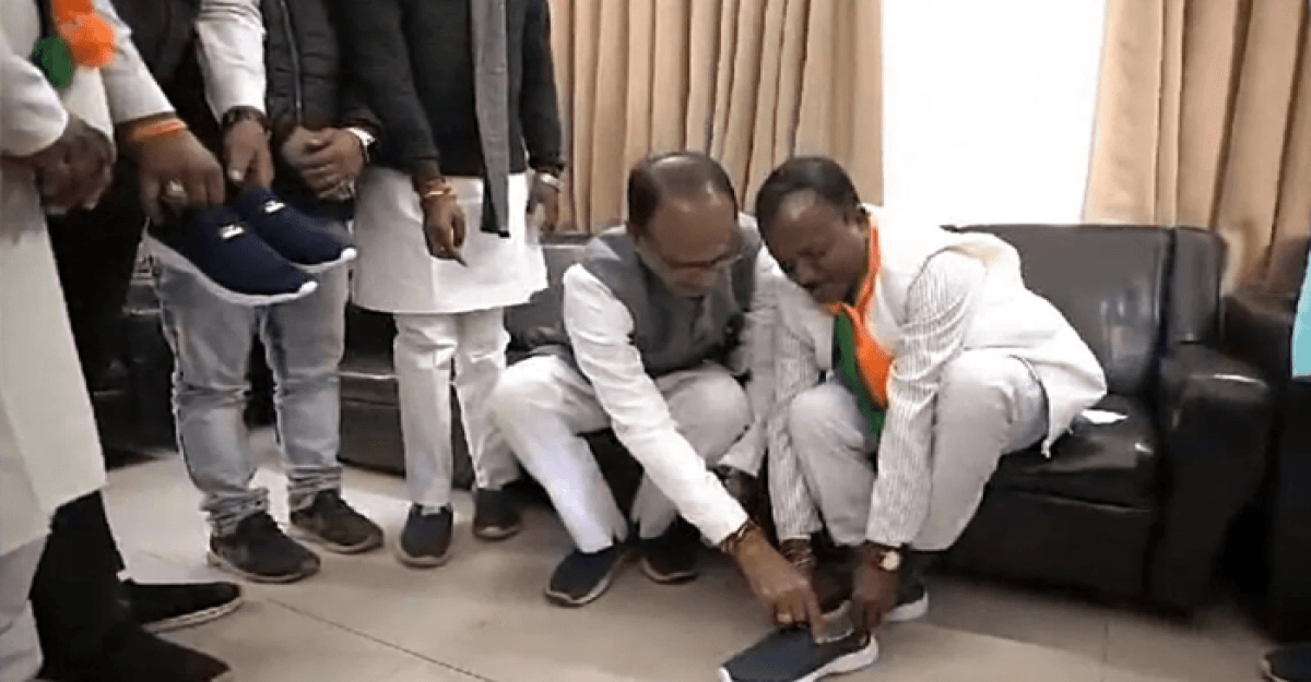 ছয় বছর পর জুতা পরলেন বিজেপি নেতা
