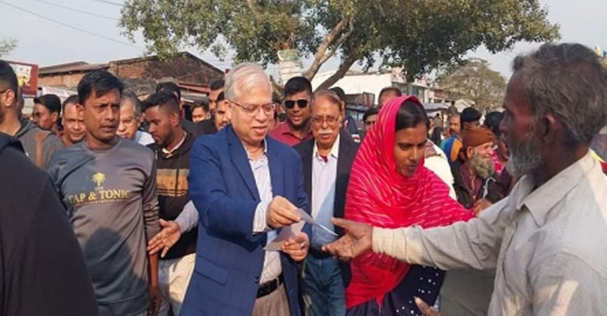 হরিণাকুণ্ডুতে স্বতন্ত্র প্রার্থী মহুলের গণসংযোগ