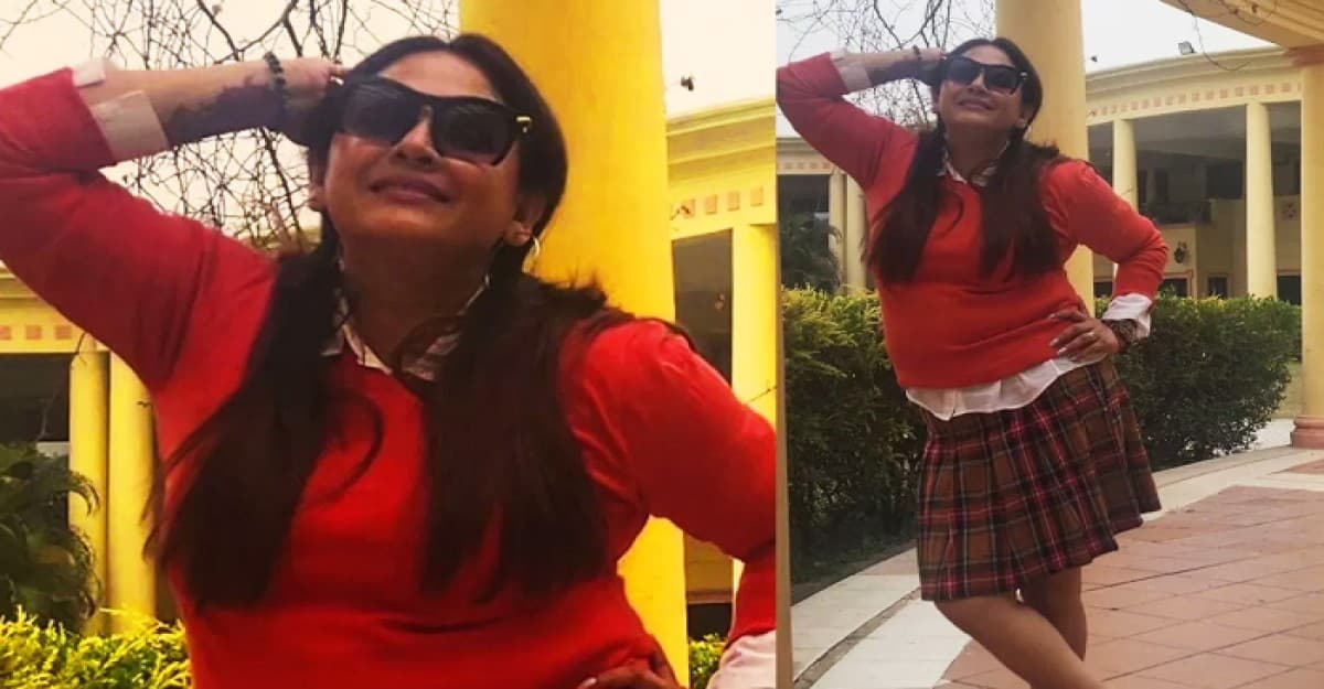 স্কুল ইউনিফর্ম পরে শৈশবের স্কুলে হাজির শ্রীলেখা মিত্র