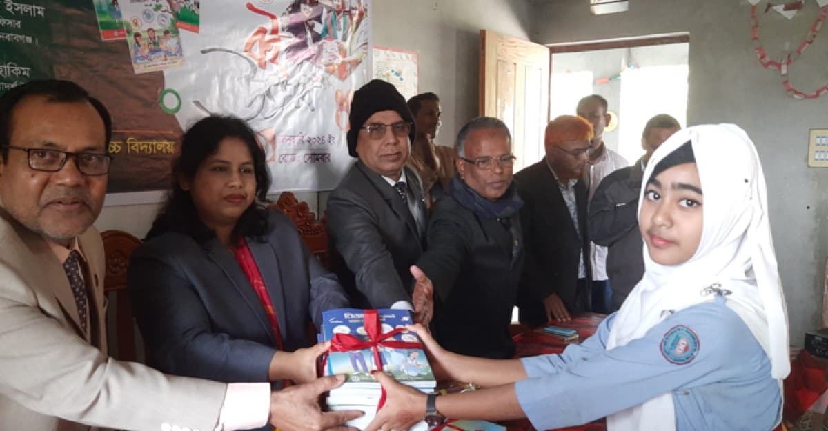 নবাবগঞ্জ জেলা আদর্শ উচ্চ বিদ্যালয়ে বই উৎসব পালিত