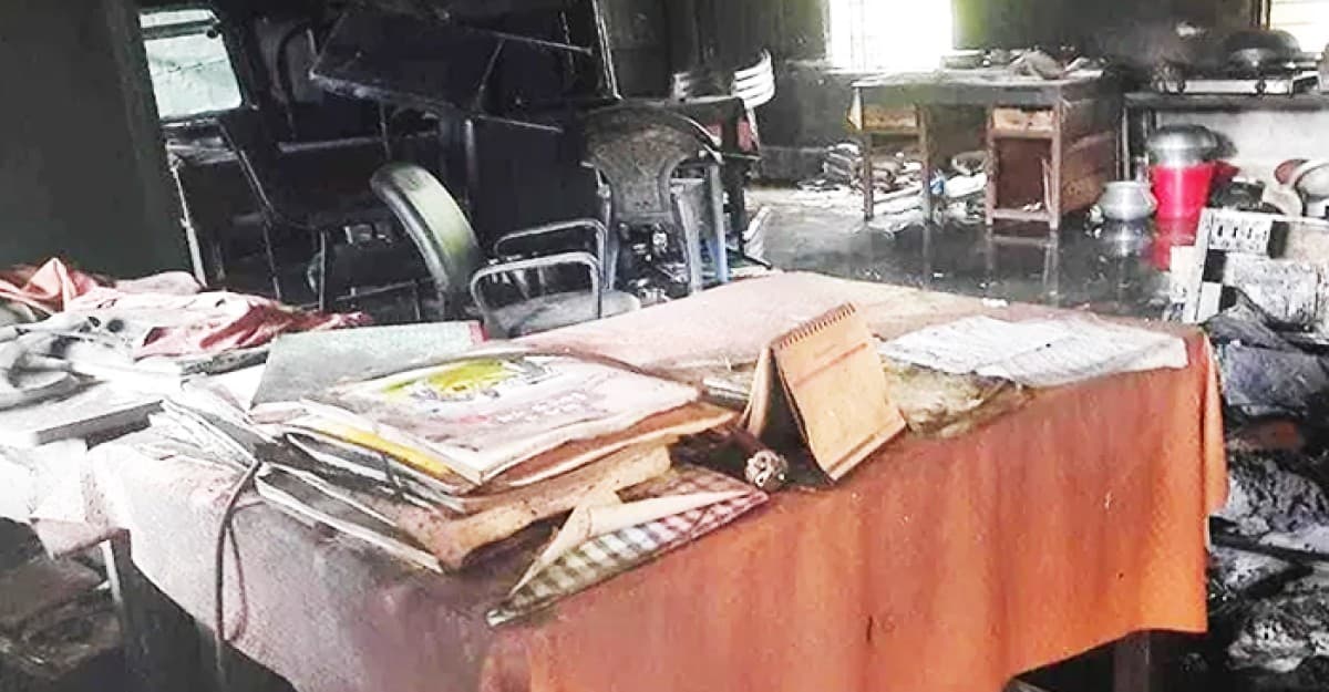 রাজশাহী ও ফেনীতে ভোটকেন্দ্রে আগুন