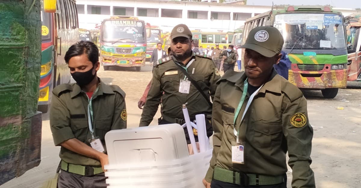 ধামরাইয়ে কেন্দ্রে কেন্দ্রে ভোটের সরঞ্জাম পাঠিয়েছে নির্বাচন কমিশন