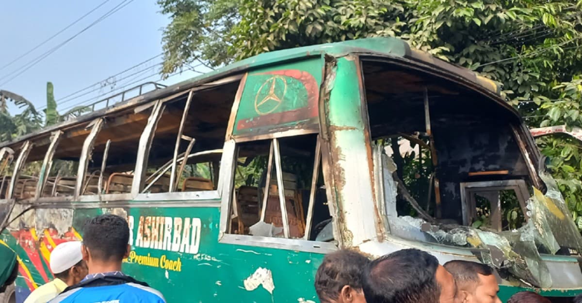 চাঁদপুরে বাসে আগুন, ঘুমন্ত হেলপার দগ্ধ