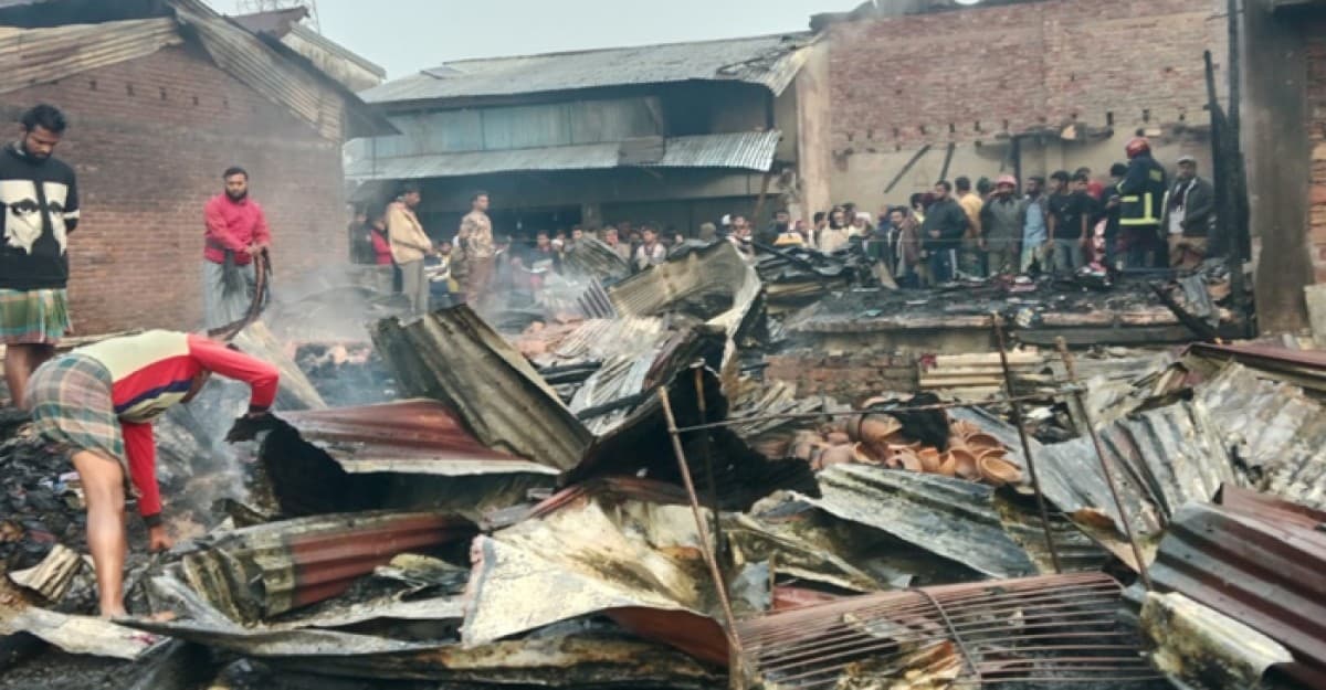 বাগেরহাটের মোরেলগঞ্জে আগুনে ১৩ দোকান পুড়ে ছাই