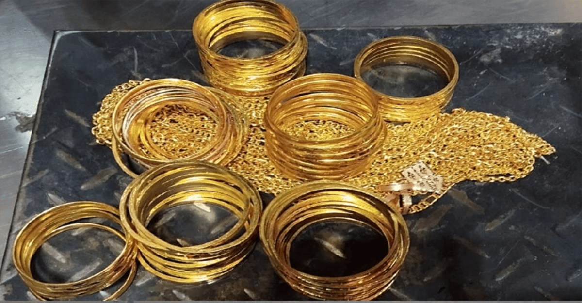 বিমানের সিটের নিচে মিলল সাড়ে ৪ কেজি সোনা