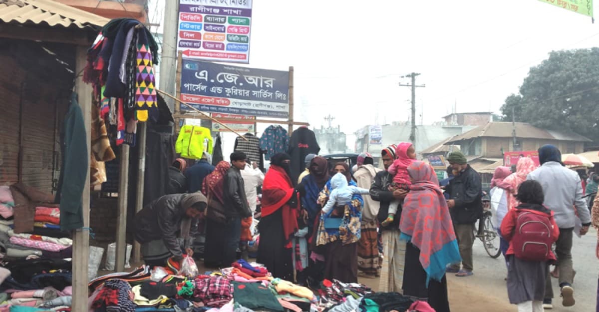 ঘোড়াঘাটে ফুটপাতের দোকানে ক্রেতাদের উপচে ভিড়