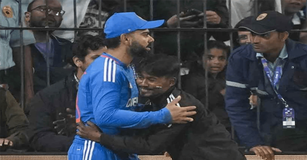মাঠে ঢুকে বিরাট কোহলিকে জড়িয়ে ধরলেন এক দর্শক!