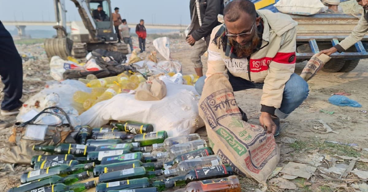 গোপালগঞ্জে আদালতের নির্দেশে জব্দকৃত মাদকদ্রব্য ও নিষিদ্ধ পণ্য ধ্বংস