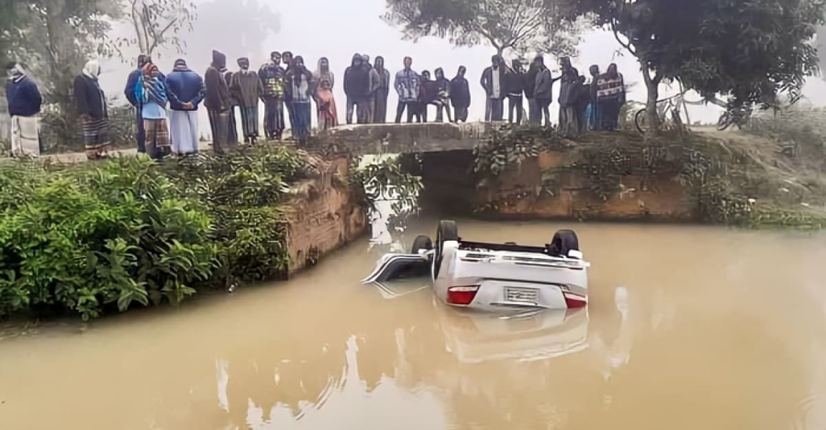 শ্রীপুরে ঘন কুয়াশায় প্রাইভেটকার নিয়ন্ত্রণ হারিয়ে ডোবায়, নিহত ১
