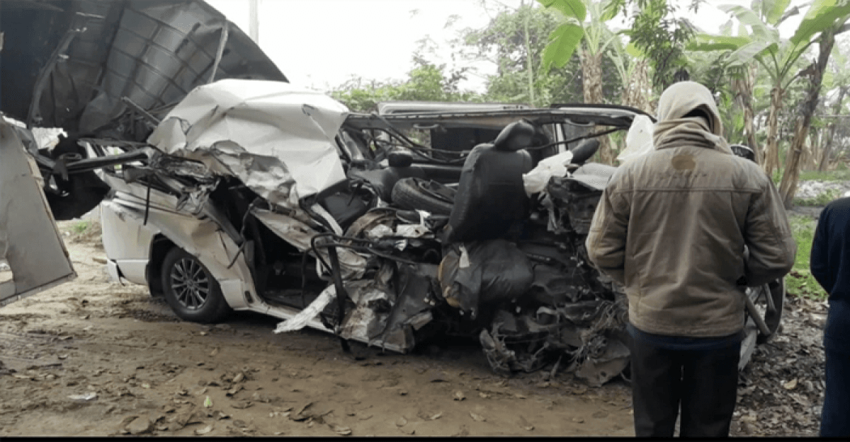 ঈশ্বরদীতে বাস-মাইক্রোবাসের মুখোমুখি সংঘর্ষ, নিহত ২