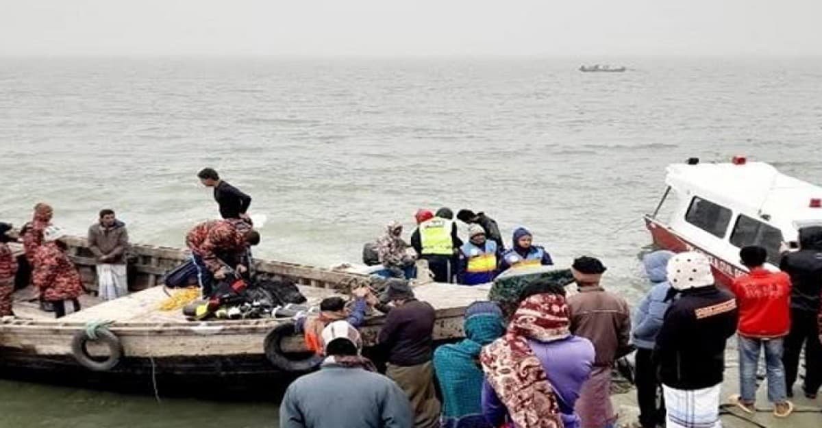 ভোলার মেঘনায় মালবাহী ট্রলারডুবি, বাবা-ছেলে নিখোঁজ