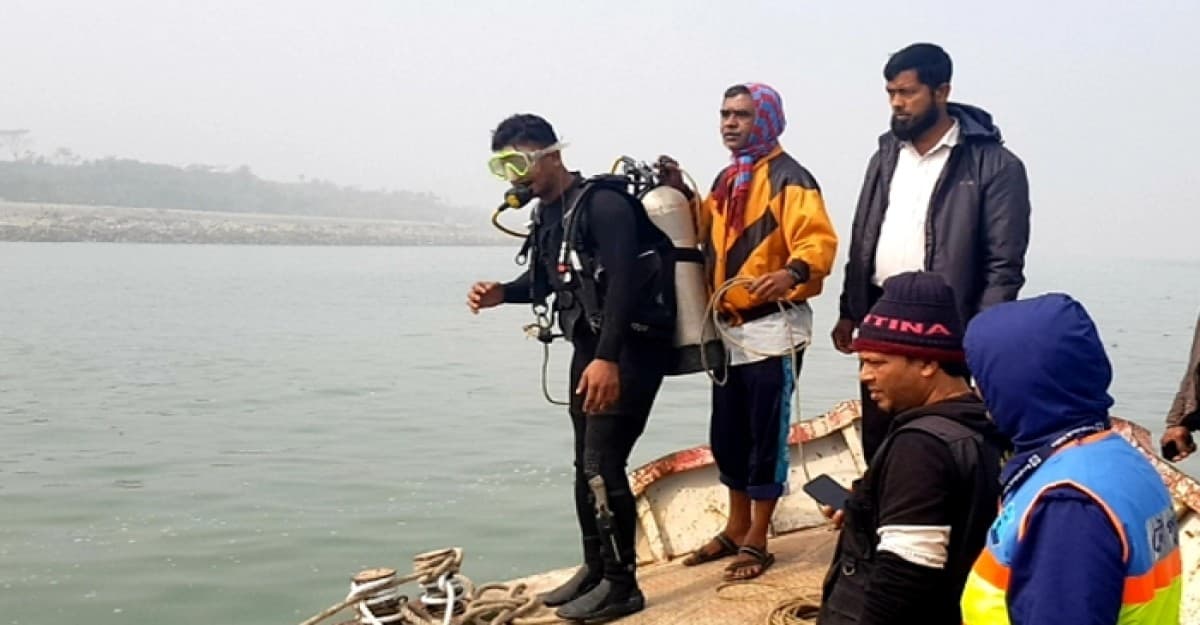 সন্ধান মিলল ভোলার মেঘনায় ট্রলার ডুবিতে নিখোঁজ বাবা-ছেলের