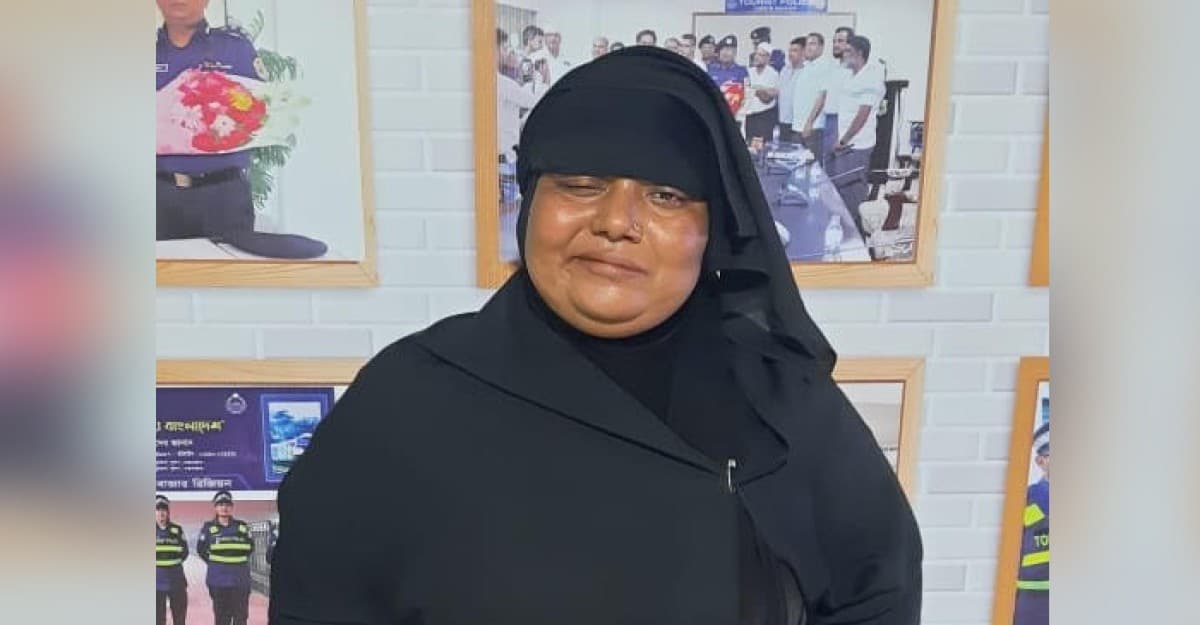 কক্সবাজারে পর্যটক বেশে সংঘবদ্ধ চোর চক্রের নারী সদস্য গ্রেফতার